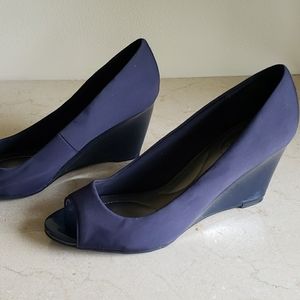 Bandolino wedge heel shoe